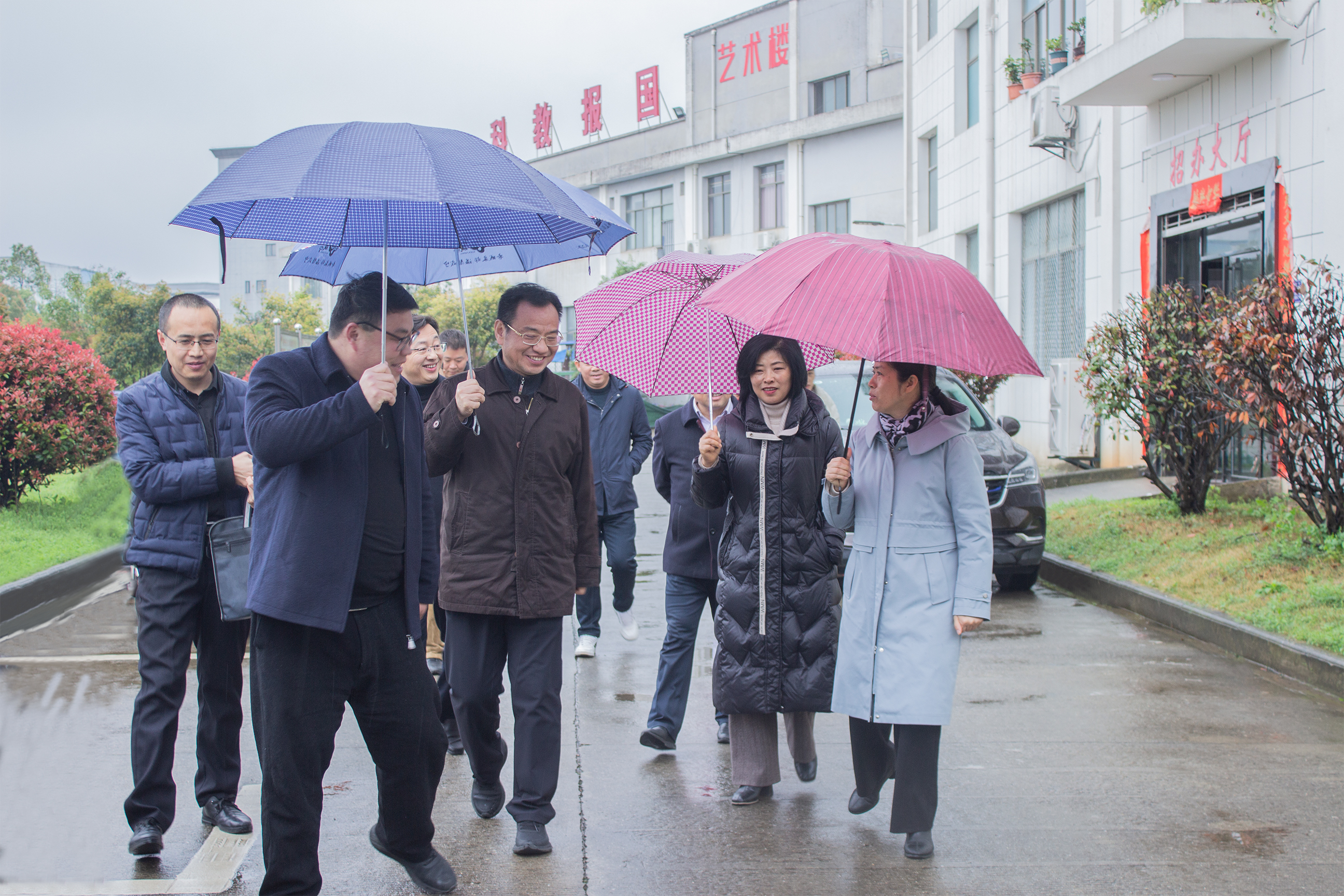 組織送關懷，春風暖人心 | 咸安區(qū)區(qū)委常委、組織部部長馬桂蓮一行來我校調研(圖1)